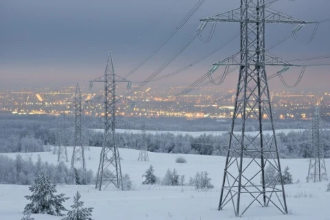 лінії електропередачі взимку