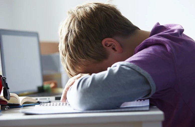 на фото: дитина, у якої виникли труднощі