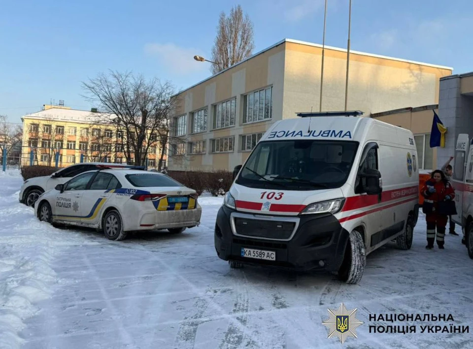 Напад з ножем на вчительку та учня в школі у Києві