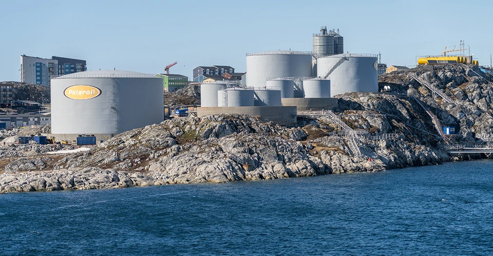 Резервуари для зберігання нафти біля гавані в Нууку, Гренландія