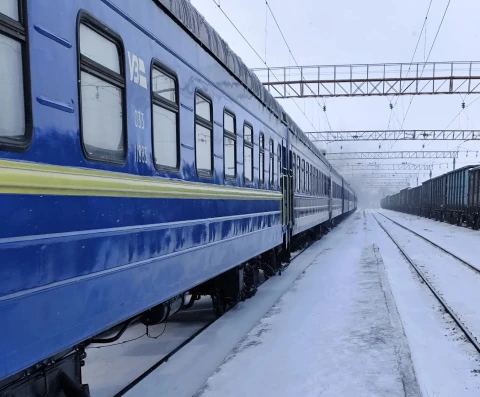 Укрзалізниця зупинила потяг у селі на Хмельниччині, щоб допомогти дістатися в лікарню мамі з хворою донькою