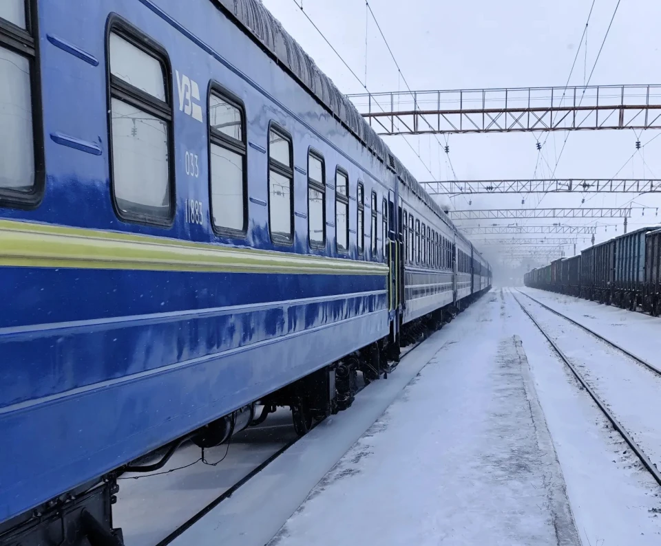 Укрзалізниця зупинила потяг у селі на Хмельниччині, щоб допомогти дістатися в лікарню мамі з хворою донькою