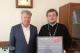 на фото: московський депутат вручає грамоту підозрюваному