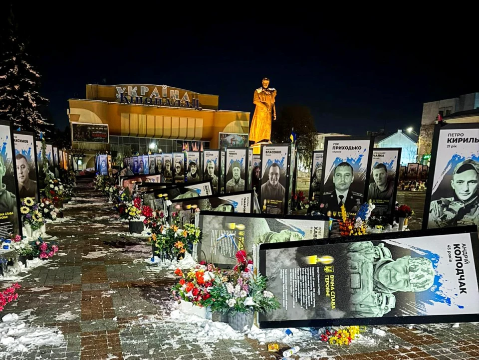 У Рівному п'яна жінка перекинула портрети загиблих захисників