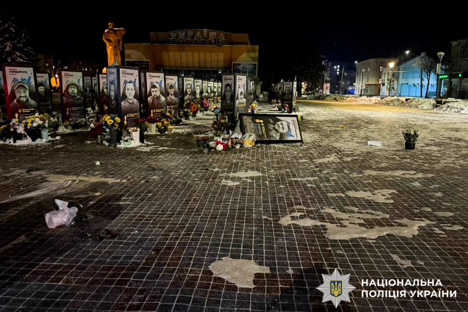 У Рівному п'яна жінка перекинула портрети загиблих захисників