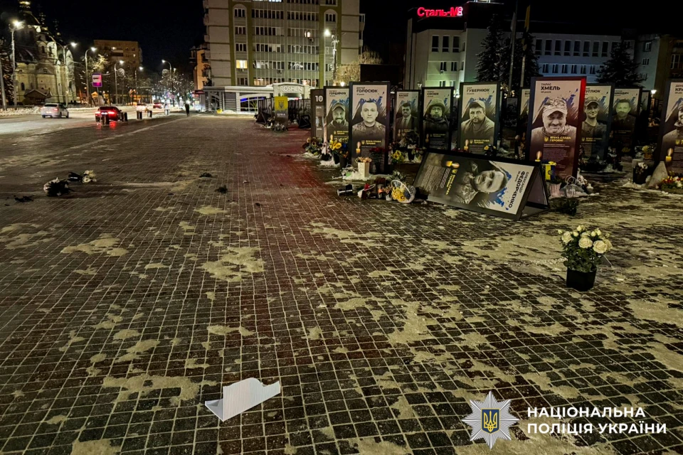 У Рівному п'яна жінка перекинула портрети загиблих захисників