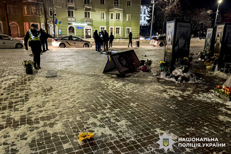 У Рівному п'яна жінка перекинула портрети загиблих захисників