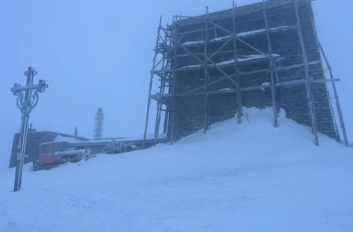 У Карпатах намело до метра снігу, на горі Піп Іван снігові перемети сягають 160 см