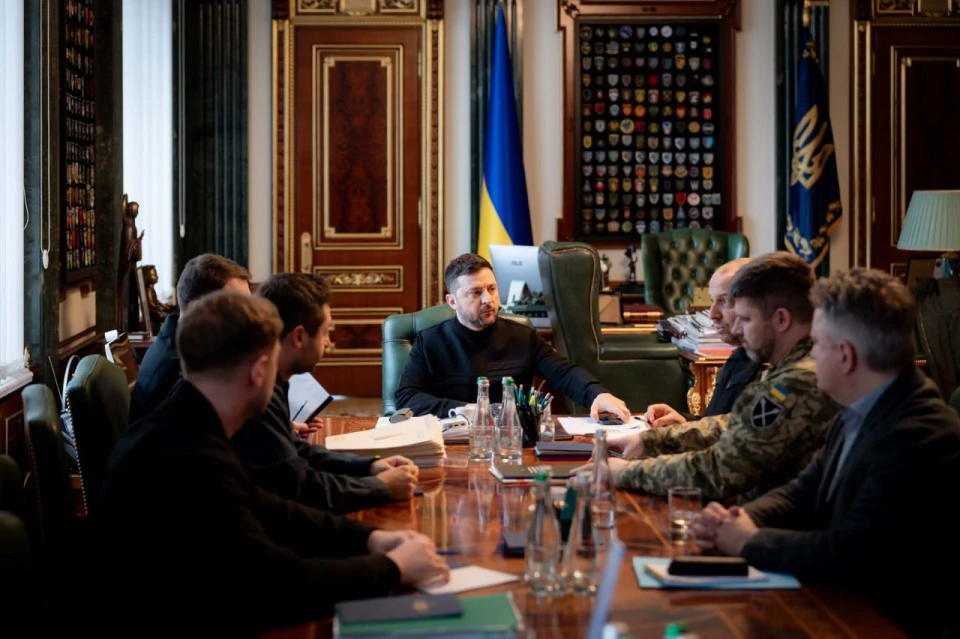 Володимир Зеленський із членами переговорної групи, яка повернулася з ОАЕ