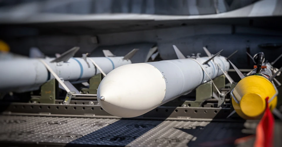 ракети під крилом винищувача F-16