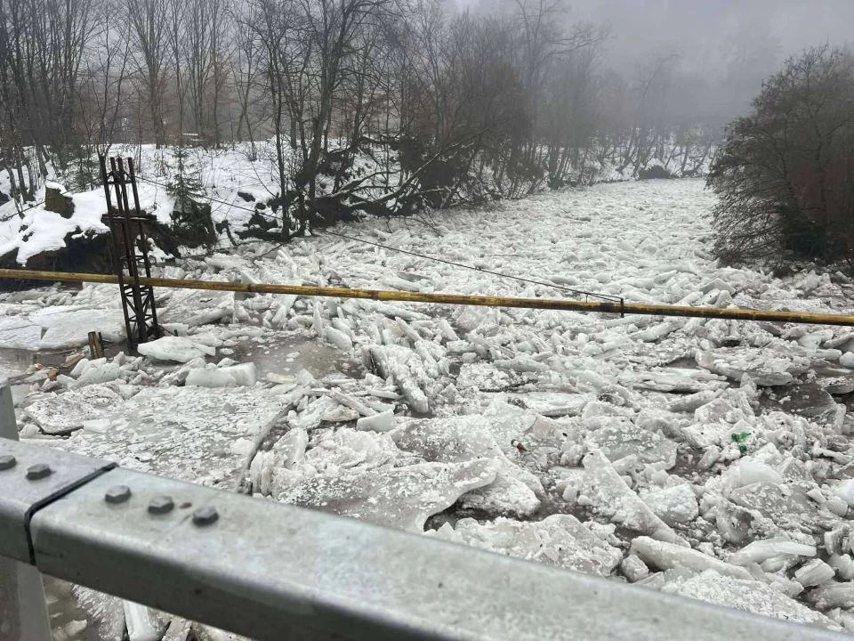Через комерційну переправу на Закарпатті різко піднялася вода в Латориці та Жденівці: під загрозою будинки й газопровід, тривають рятувальні роботи