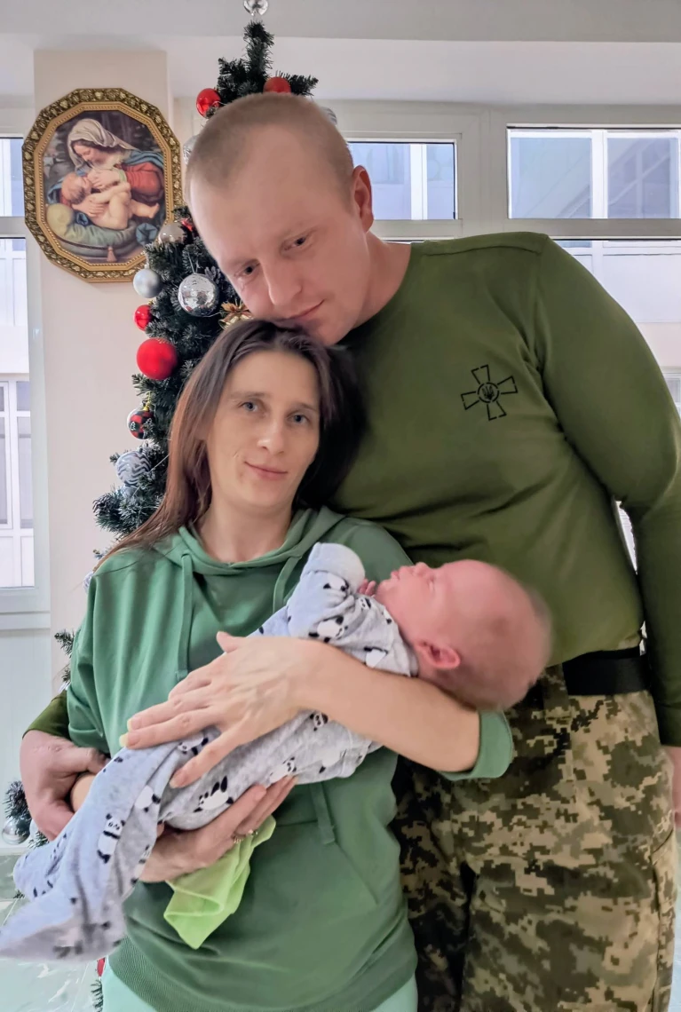 Артем із батьками у львівській лікарні