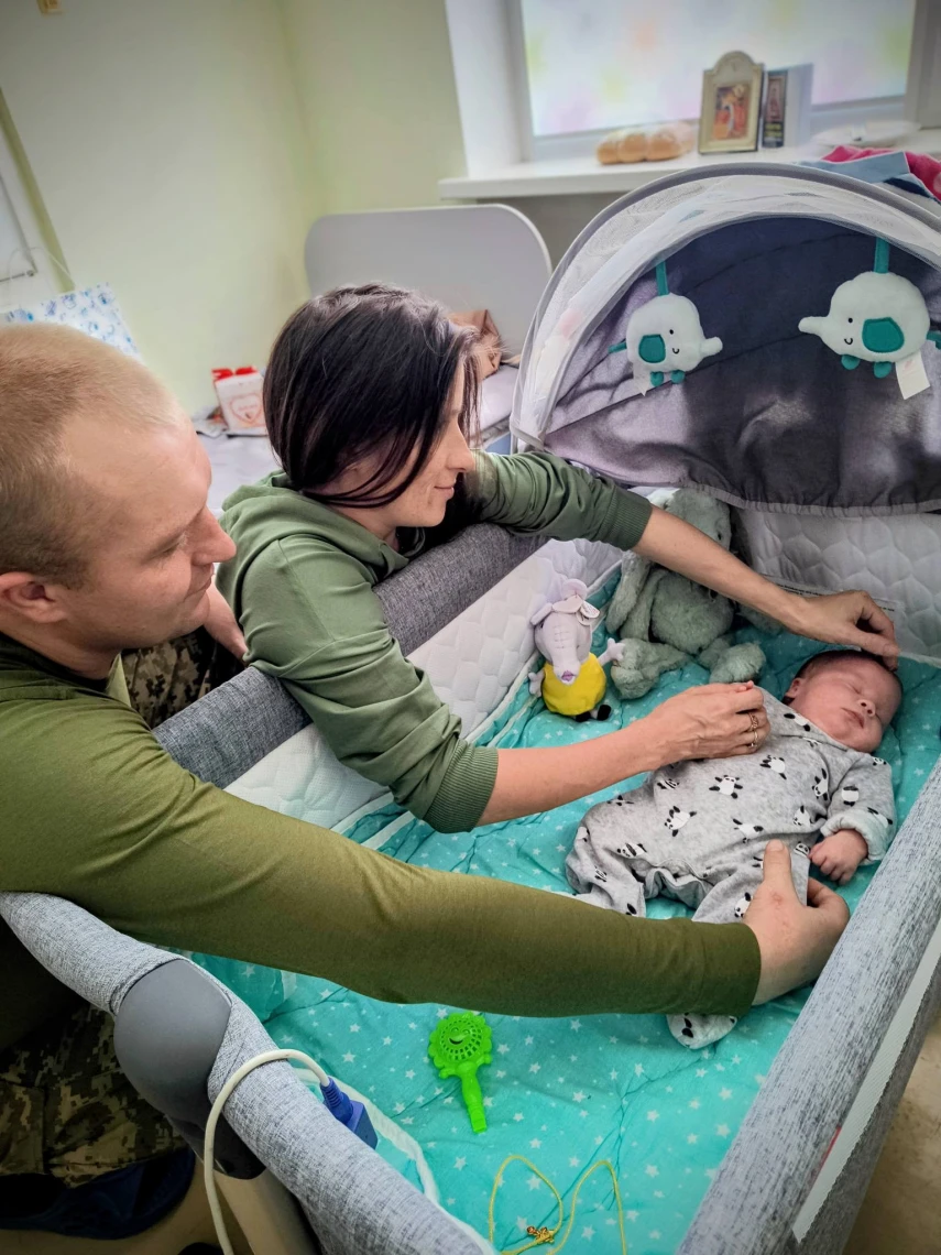 Артем із батьками у львівській лікарні