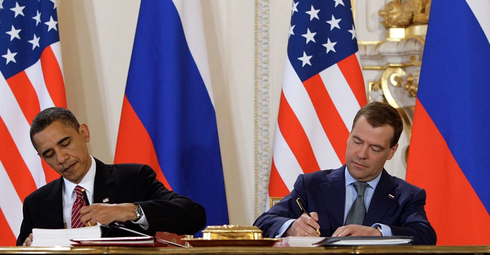 підписання договору СНО-3, президент США Барак Обама і президент РФ Дмитро Медведєв в Празі 8 квітня 2010 року