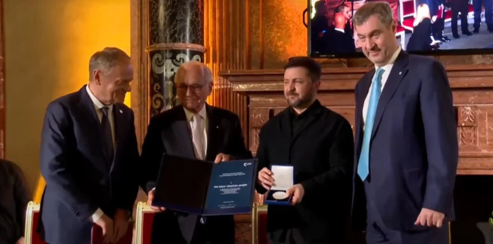 Прем'єр-міністр федеральної землі Баварія Маркус Зедер, голова Мюнхенської конференції з безпеки Вольфганг Ішингер та прем'єр-міністр Польщі Дональд Туск вручають президенту України Володимиру Зеленському нагороду Евальда фон Кляйста 14 лютого 2026 року