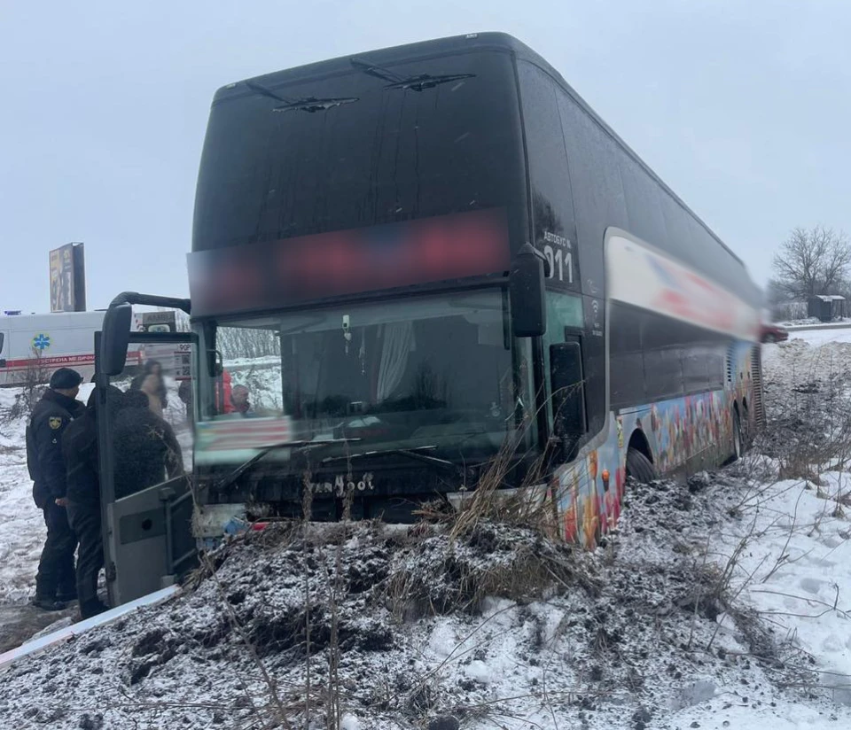 На Львівщині пасажирський автобус злетів з дороги