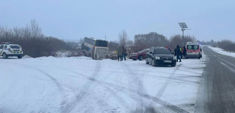 На Львівщині пасажирський автобус злетів з дороги