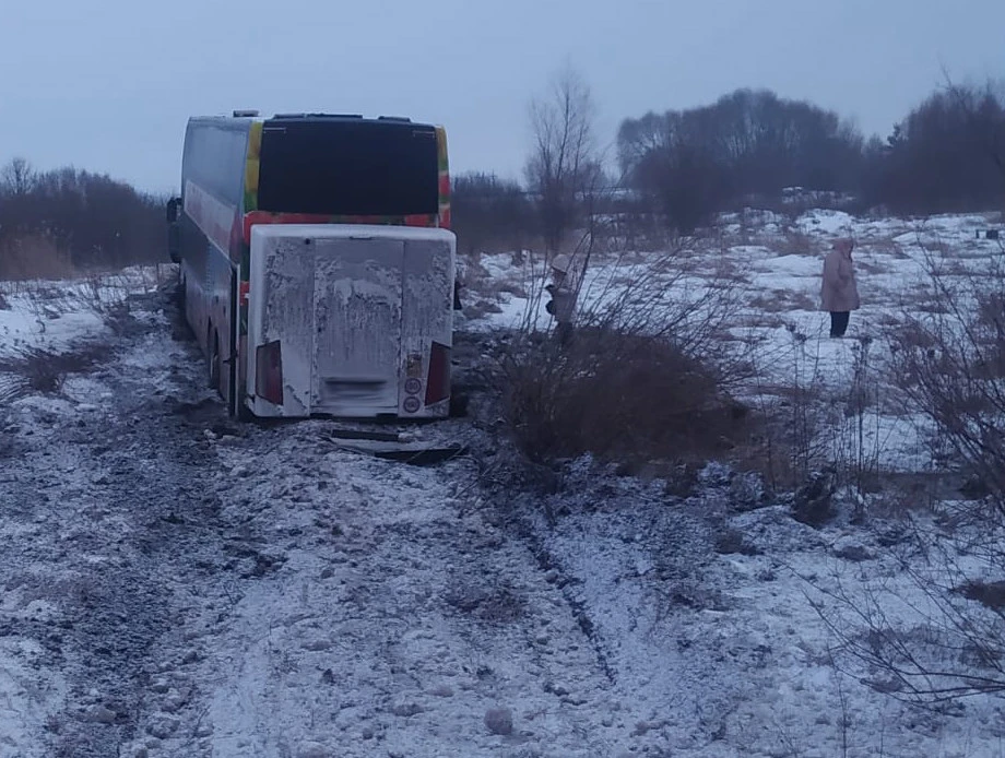 На Львівщині пасажирський автобус злетів з дороги