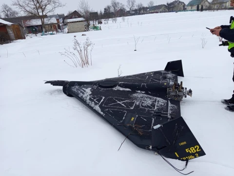 У Стрийському районі на Львівщині біля будинків у полі знайшли ворожий БПЛА