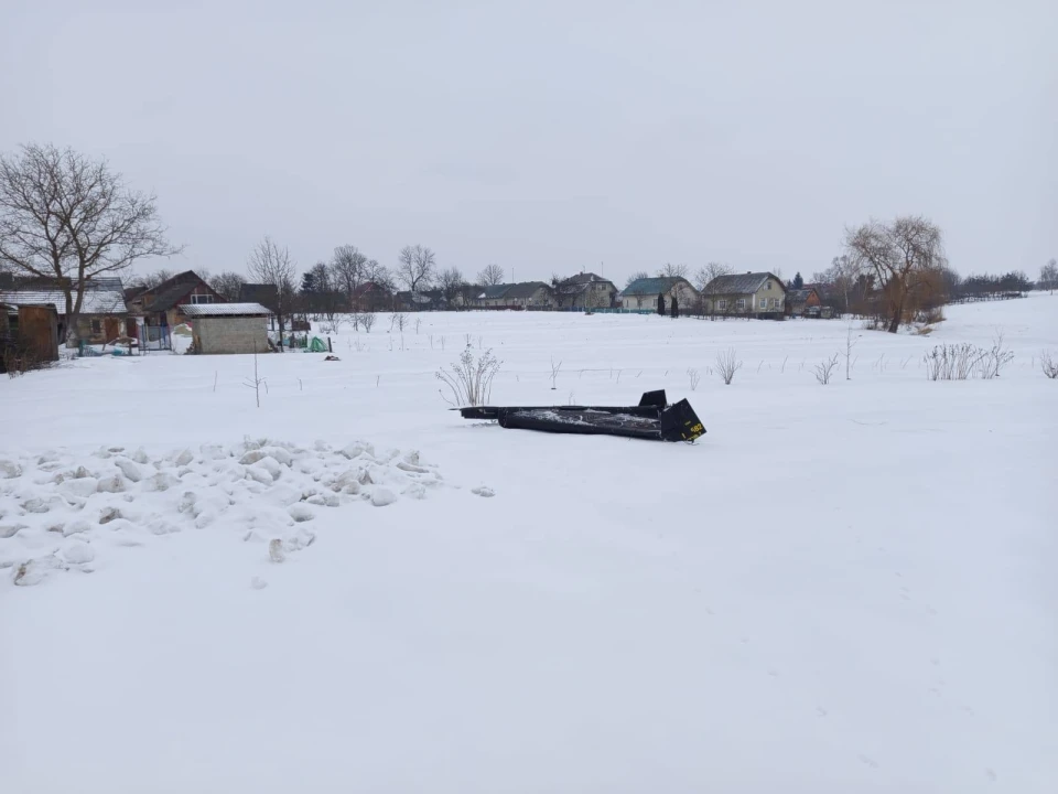 У Стрийському районі на Львівщині біля будинків у полі знайшли ворожий БПЛА