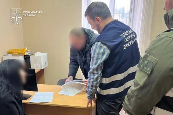На Тячівщині директорка ліцею з заступницею фіктивно працевлаштували трьох чоловіків для "броні" та привласнили майже 1 млн грн