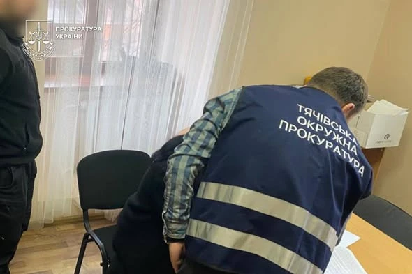 На Тячівщині директорка ліцею з заступницею фіктивно працевлаштували трьох чоловіків для "броні" та привласнили майже 1 млн грн