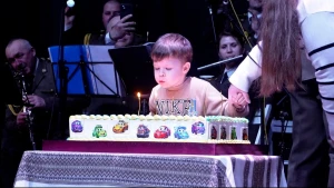 4-річний Марко Гладиш задуває свічки на святковому торті