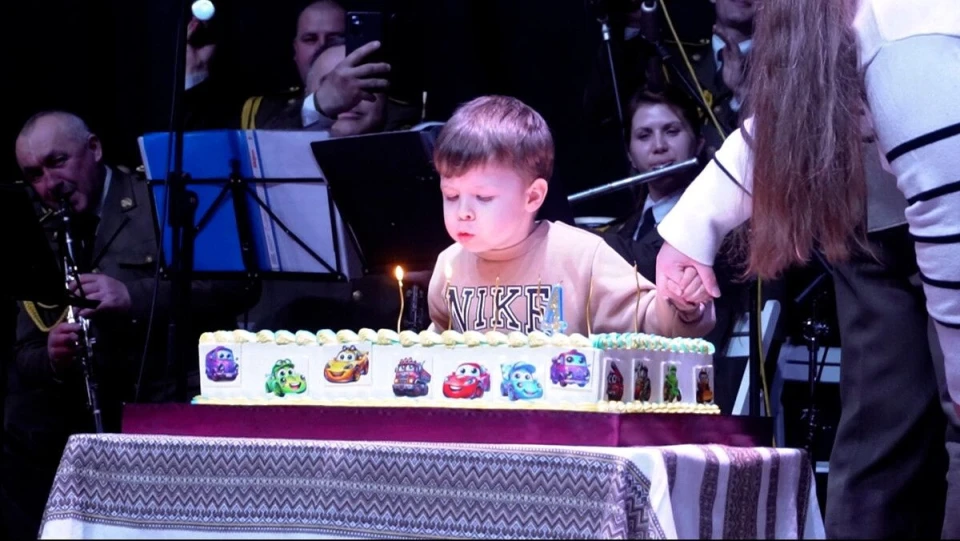 4-річний Марко Гладиш задуває свічки на святковому торті