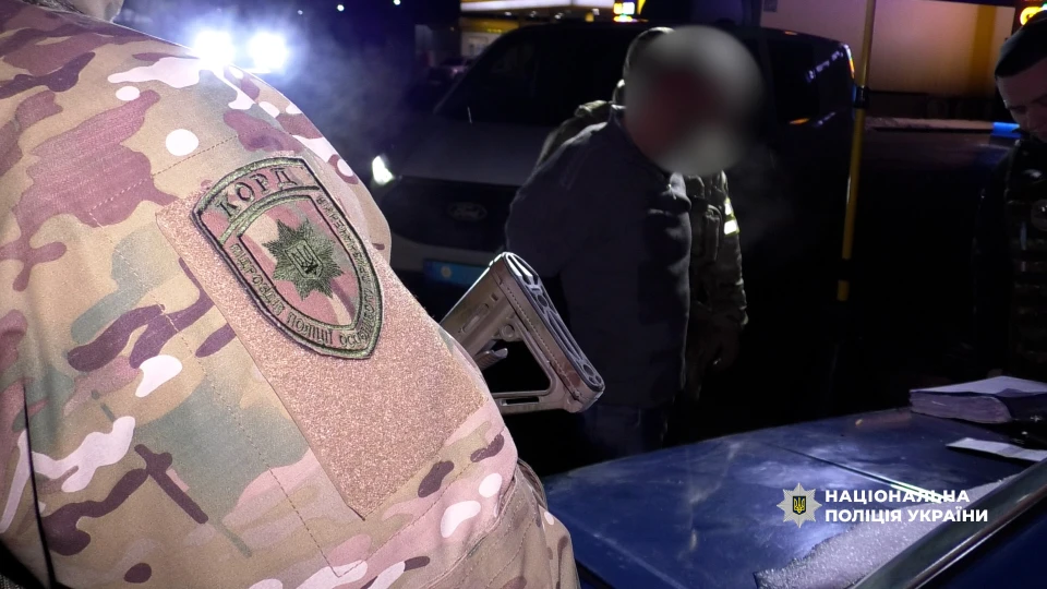 На Буковині затримали чоловіка, який кинув гранату в авто поліції