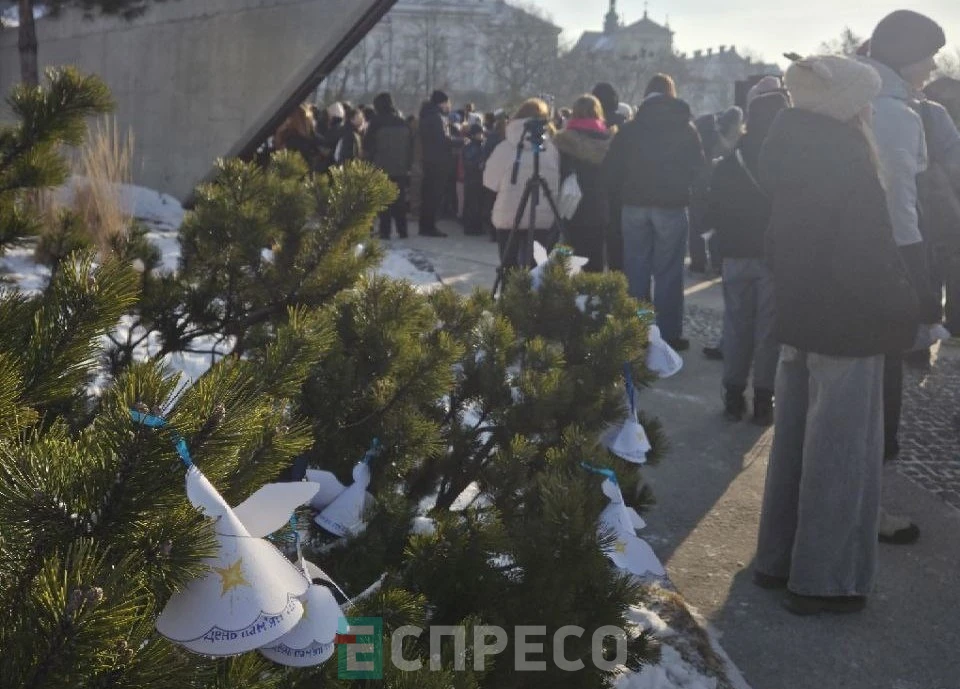 У Львові до Дня Героїв Небесної Сотні провели тиху акцію "Ангели пам'яті"
