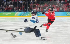 Олімпіада-2026. Канада - Фінляндія. Шей Теодор та Каапо Какко (на передньому плані)