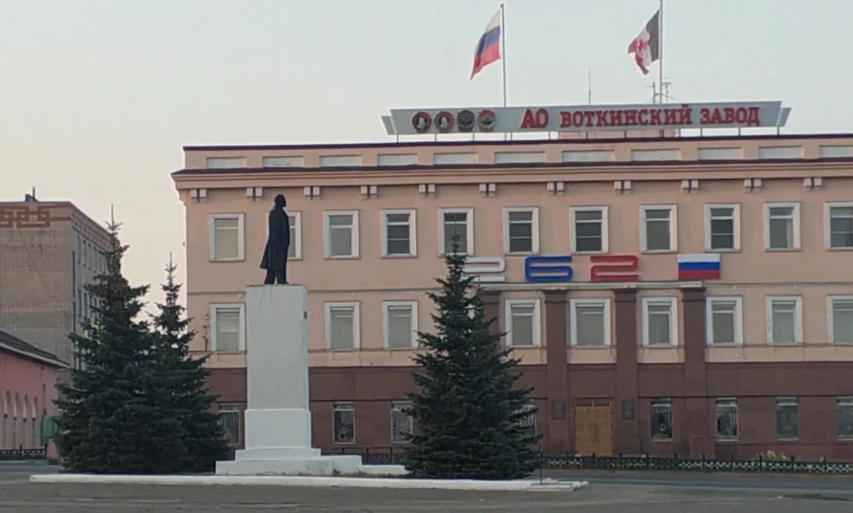 Контора Воткінського заводу з пам'ятником Леніну перед нею (Воткінськ, Удмуртія, РФ)