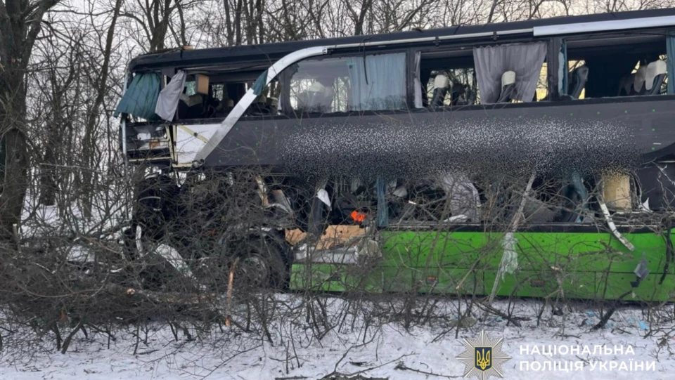 На трасі Кропивницький-Миколаїв автопоїзд зіткнувся з 2-поверховим автобусом