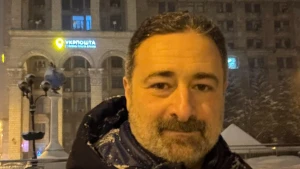 Ігор Смілянський біля Київського головпоштамту (лютий 2026 р.)