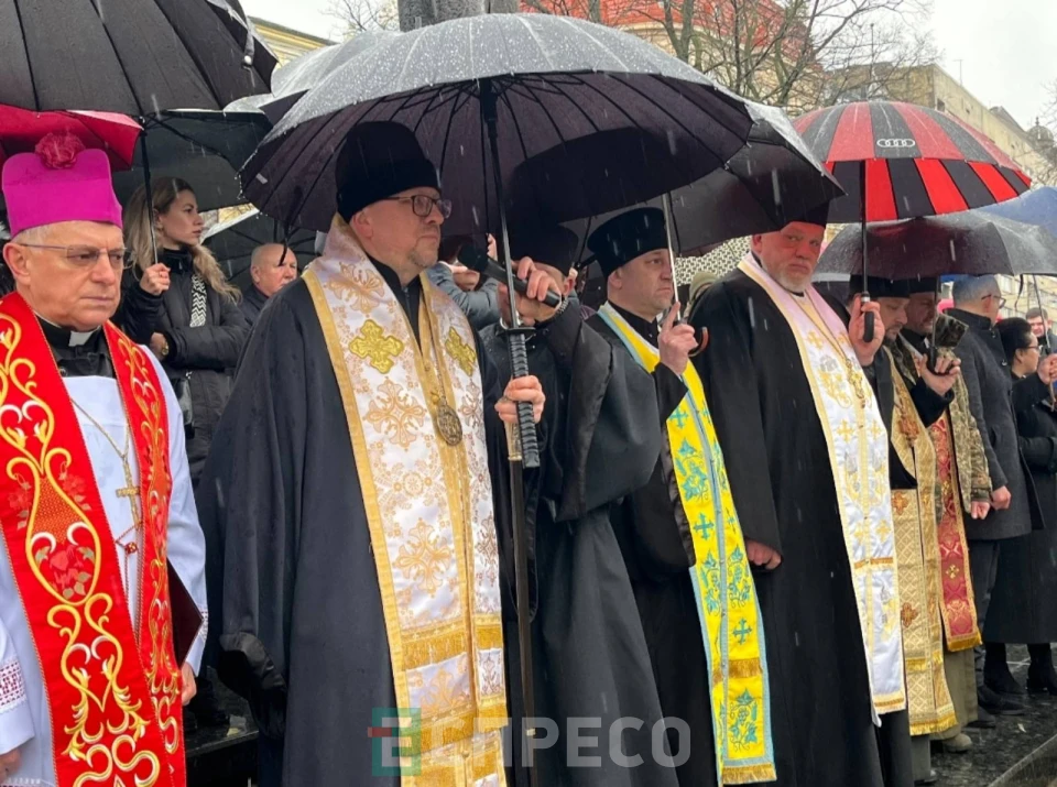 Сотні львів’ян долучилися до молитви за Україну у центрі міста