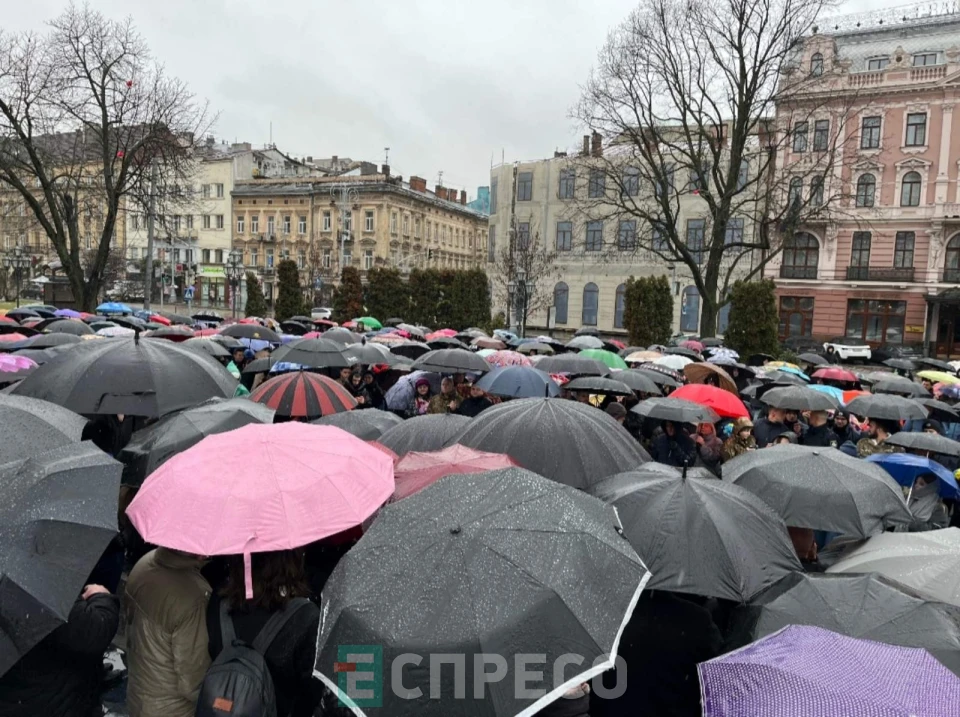 Сотні львів’ян долучилися до молитви за Україну у центрі міста