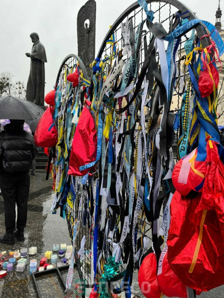 Сотні львів’ян долучилися до молитви за Україну у центрі міста