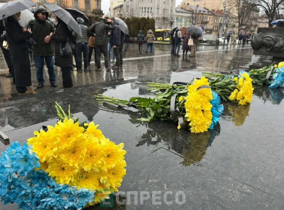 Сотні львів’ян долучилися до молитви за Україну у центрі міста