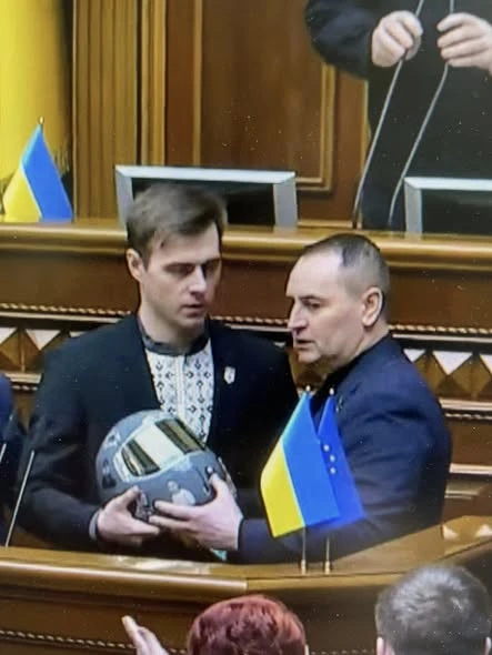 Нардеп Михайло Лаба в парламенті несподівано схопив шолом Гераскевича щоб його сфотографували