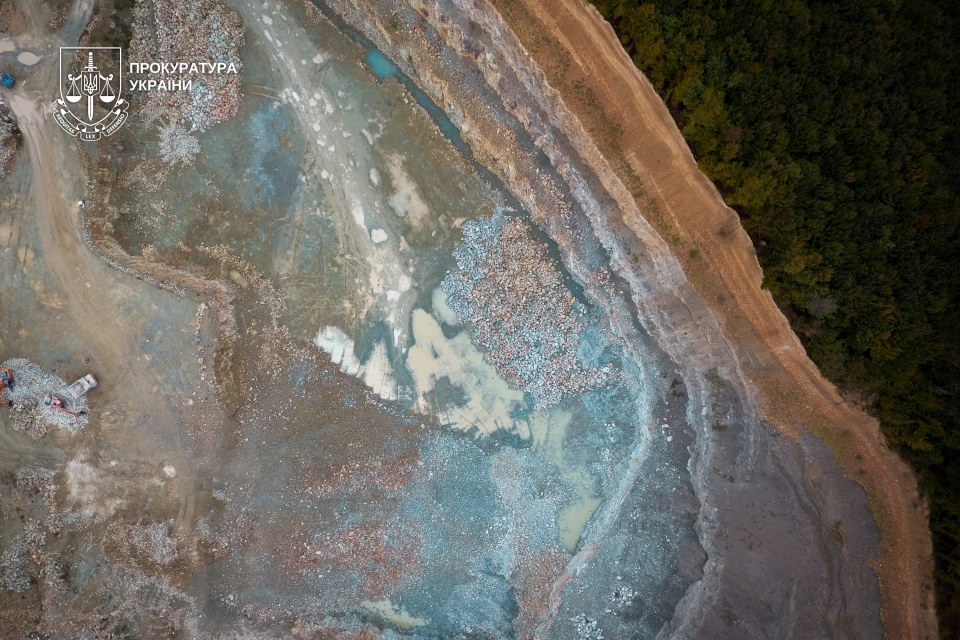 Незаконний видобуток цеоліту на 11 млн грн на єдиному родовищі в Україні: директор заводу на Закарпатті отримав підозру