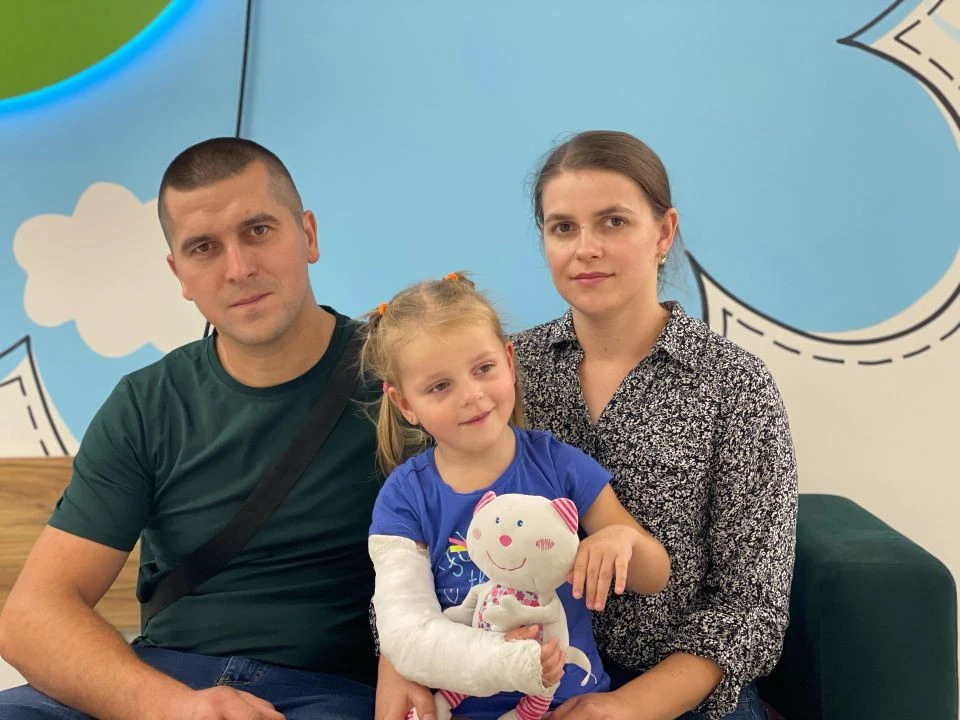 Львівські медики наростили кістку 4-річній дівчинці, яка мало не втратила руку, коли захворіла на ангіну