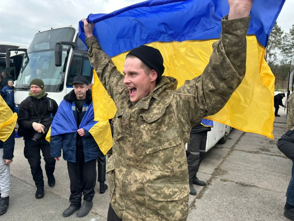 Україна повернула з російського полону 300 військових та двох цивільних