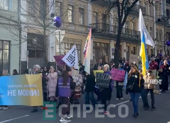 Учасниці Маршу жінок-2026 крокують бульваром Шевченка (Київ, 08.03.2026)