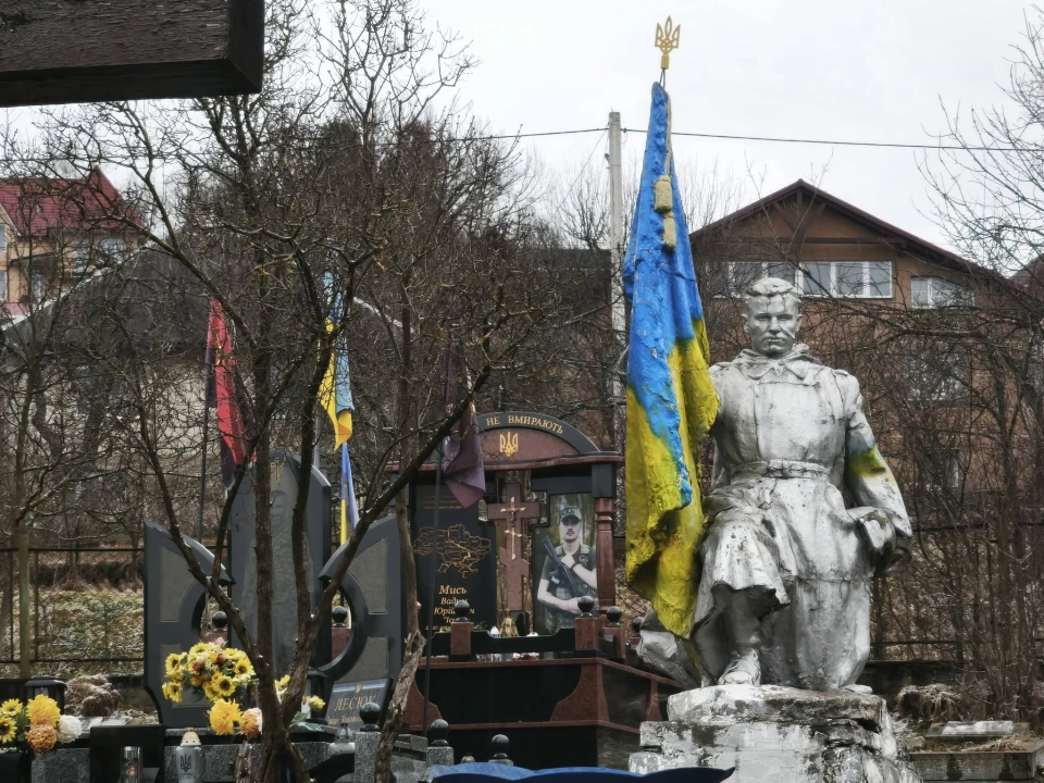 Пам'ятник радянському солдату у Воловці на Закарпатті