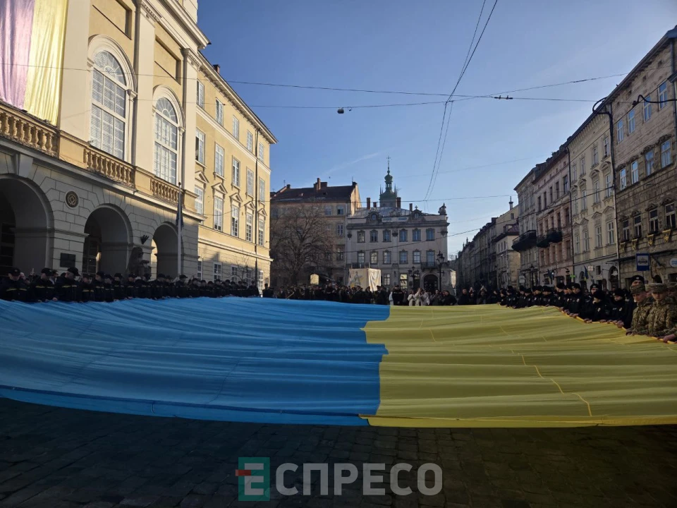 На площі Ринок у Львові розгорнули синьо-жовтий стяг до Дня Державного гімну України