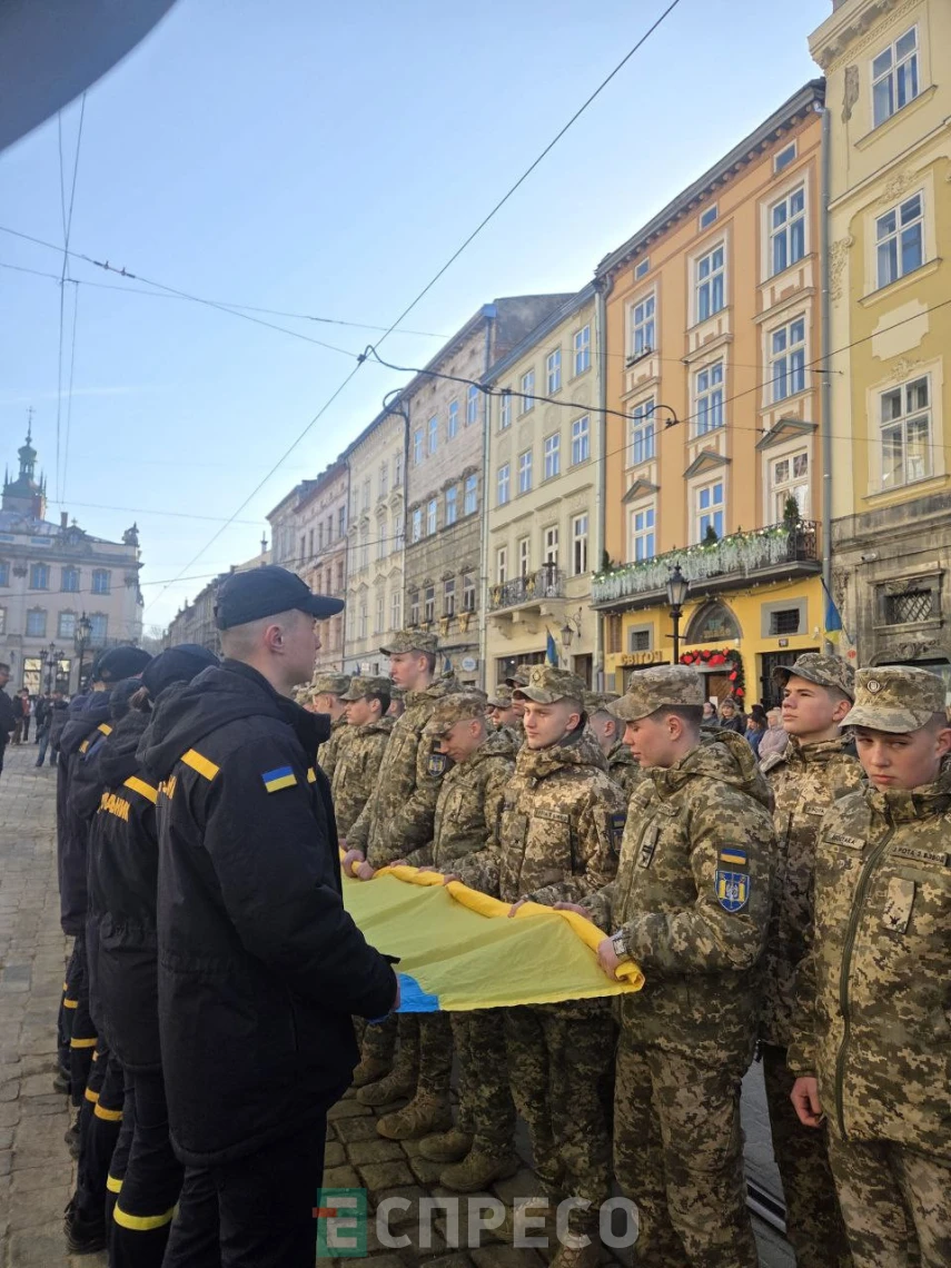 На площі Ринок у Львові розгорнули синьо-жовтий стяг до Дня Державного гімну України