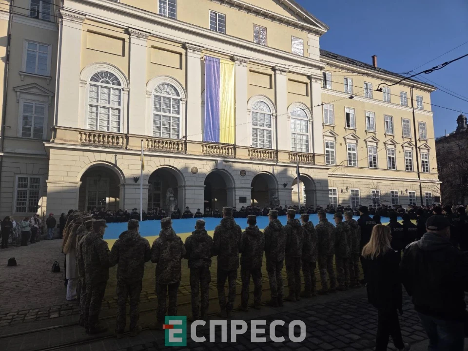 На площі Ринок у Львові розгорнули синьо-жовтий стяг до Дня Державного гімну України