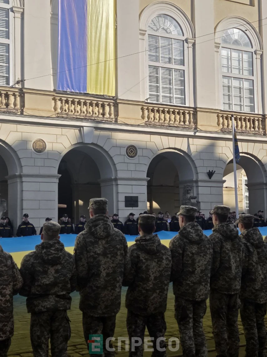 На площі Ринок у Львові розгорнули синьо-жовтий стяг до Дня Державного гімну України