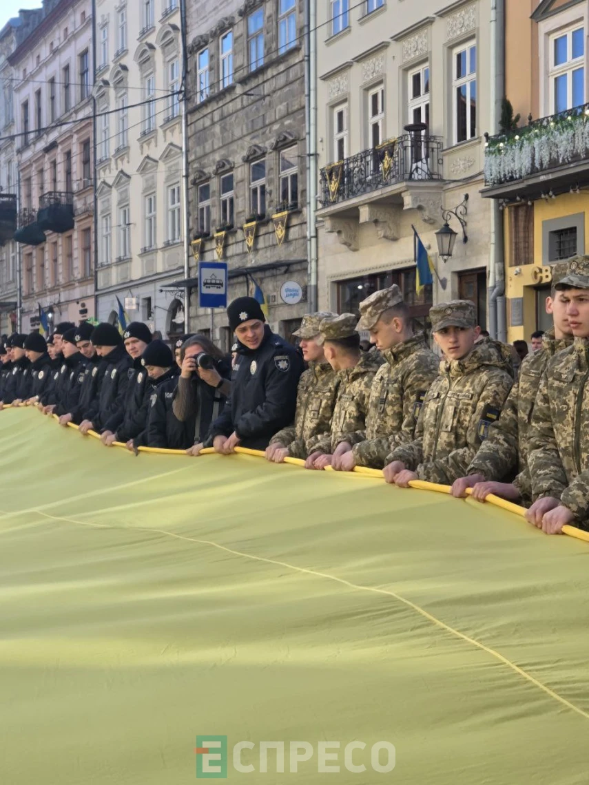 На площі Ринок у Львові розгорнули синьо-жовтий стяг до Дня Державного гімну України