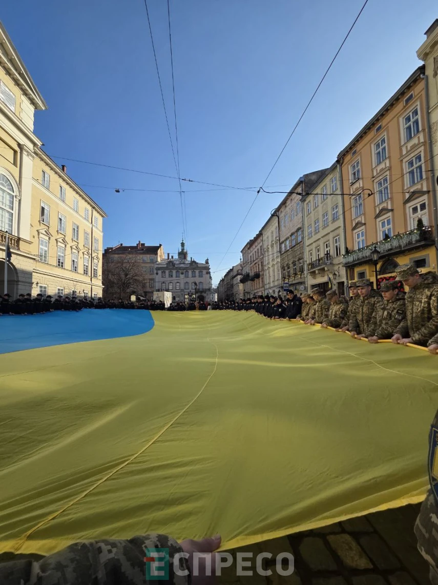 На площі Ринок у Львові розгорнули синьо-жовтий стяг до Дня Державного гімну України